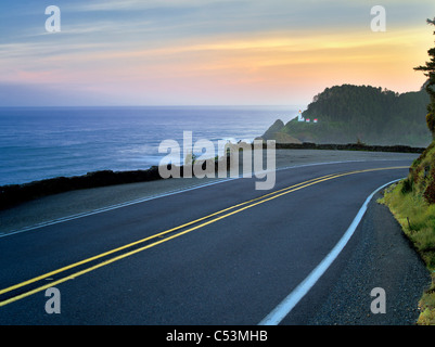 Straße nach Heceta Leuchtturm bei Sonnenaufgang. Oregon Stockfoto