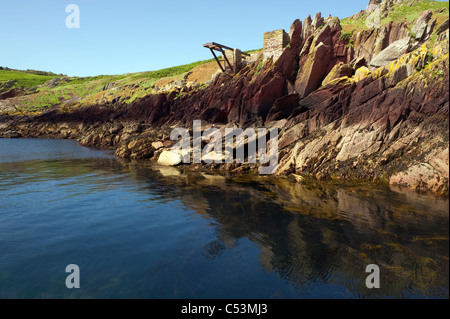 klare, blaue Meer und die felsige Küste bei South Haven Skokholm Insel Pembrokeshire South Wales UK Stockfoto