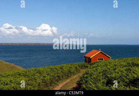Landschaft und Seelandschaft Fernblick über die Küste von Pembrokeshire von Skokholm Insel Stockfoto