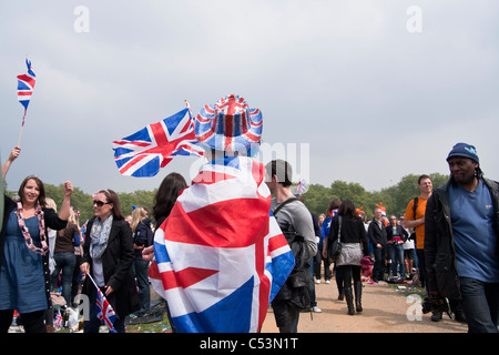 Menschen feiern die königliche Hochzeit in Hyde Park, und Frau verkleidet mit Union Jack-Flagge. Stockfoto