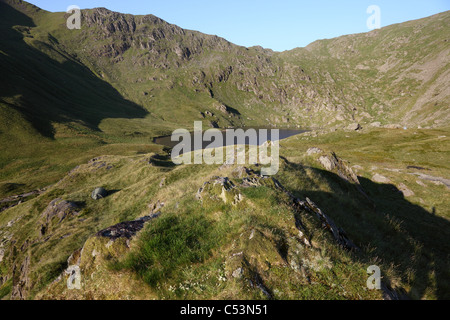 Kleine Wasser und den Grat führt zu Harter Fell aus Nan Bield Pass hinter Seenplatte Cumbria UK Stockfoto