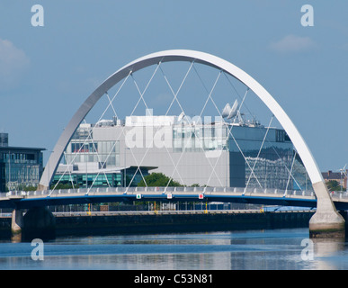 Die Clyde Arc (lokal bekannt als die Squinty-Brücke) erstreckt sich über den Clyde.  BBC Scottish Hauptsitz gerahmt im Hintergrund