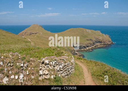 Einen besonders eindrucksvollen Abschnitt von der South West Coast Path, nähert sich der Bürzel und Pentire Point Stockfoto