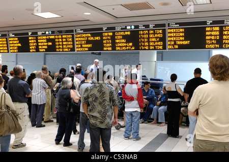 Wartenden am Ankünfte Hall von Toronto Pearson International Airport. Ontario, Kanada 2009. Stockfoto