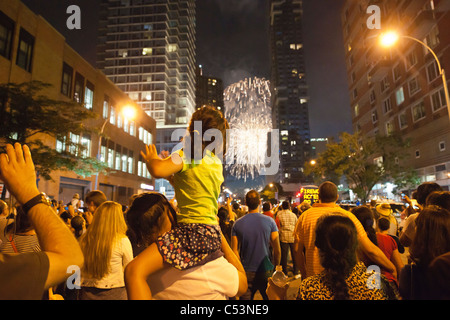 Tausende von Zuschauern säumen die Straßen in New York, um die 35. jährlichen Macy Fourth Of July Feuerwerk ansehen Stockfoto