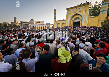 Menge Uhren uigurische Männer tanzen außerhalb Id kah-Moschee, nachdem am Ende des Ramadan. Kashgar, Provinz Xinjiang, ch Stockfoto