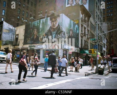 Eine Plakatwerbung des neuen Harry Potter Films, "Harry Potter und die Heiligtümer des Todes-Teil 2", ist in New York zu sehen Stockfoto