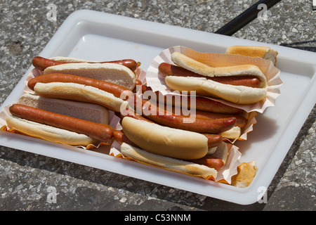 Tablett mit Hot Dogs in Nathans berühmten internationalen Hot Dog Wettessen auf Coney Island am 4. Juli 2011 Stockfoto