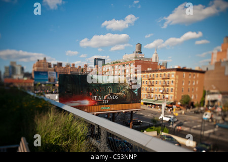 Ein Plakat wirbt für die neue "Harry Potter und die Heiligtümer des Todes-Teil 2" Film entlang der beliebten High Line Park in New York Stockfoto