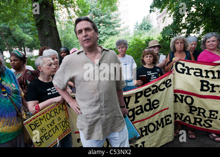 Norman Siegel schließt andere New Yorker um vorlesen Passagen aus der Verfassung der Vereinigten Staaten im Central Park in New York Stockfoto