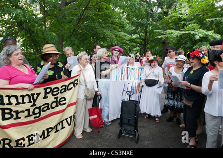 New Yorker Las Passagen aus der Verfassung der Vereinigten Staaten in Strawberry Fields im Central Park in New York Stockfoto