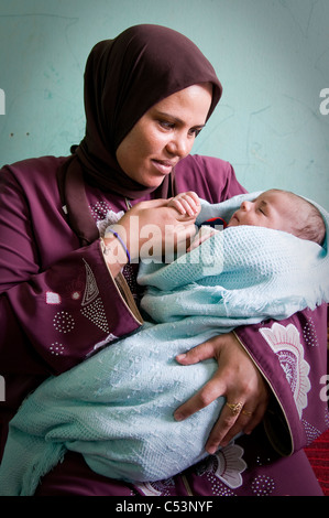 Ägypten, FAYOUM: Khayria Ashri Abdel Moteleb (27) ist die Mutter von ein 1 Monate altes Baby in Tawfiqiya Dorf. Stockfoto