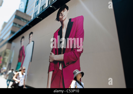 Ein Plakat auf einer Konstruktion, die Schuppen auf der Fifth Avenue in New York kündigt die eminente Ankunft eines Zara-Bekleidungsgeschäft Stockfoto