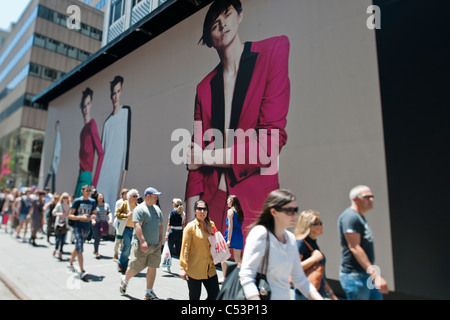 Ein Plakat auf einer Konstruktion, die Schuppen auf der Fifth Avenue in New York kündigt die eminente Ankunft eines Zara-Bekleidungsgeschäft Stockfoto