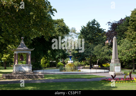 Brunnen, HMS Orlando Memorial und HMS Victoria Memorial in Victoria park Portsmouth. Stockfoto