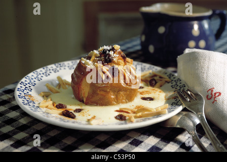 Bratäpfel mit Zimtsauce Stockfoto