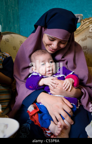 Ägypten, FAYOUM: Frauen mit Kindern in einer Kindklasse Ernährung in Gablaa Dorf. Stockfoto