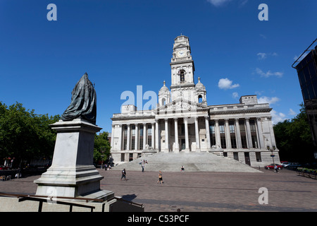 Das Rathaus und die Statue der Königin Victoria in Portsmouth Guildhall square Stockfoto