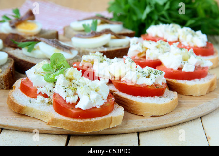 Snacks-Sandwich mit Tomaten und Ziegenkäse Stockfoto