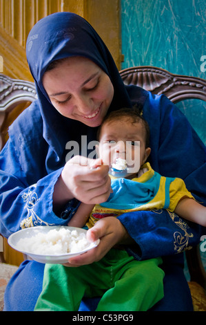 Ägypten, FAYOUM: Frauen mit Kindern in einer Kindklasse Ernährung in Gablaa Dorf. Stockfoto
