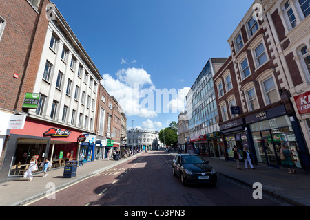 Handelsstraße, die Einkaufsstraße in Portsmouth Stockfoto