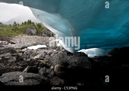 Blaue wellenförmige Eis Form (Gletscher) gegen ein Tal im Sajan-Gebirge. Wilde Natur in Sibirien. Republik Burjatien. Russland. Stockfoto