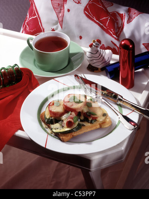 Toast überbacken mit Zucchini, Tomaten und salami Stockfoto