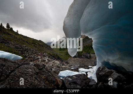 Fantastische blaue wellenförmige Eis Form (Gletscher) gegen ein Tal im Sajan-Gebirge. Wilde Natur in Sibirien. Republik Burjatien. Russland. Stockfoto