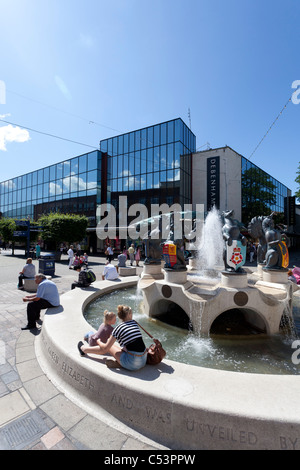 Queen Elizabeth Brunnen in Handelsstraße Portsmouth mit Debenhams Stockfoto