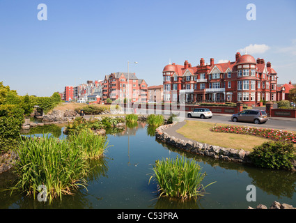 Hotels und öffentliche Gärten am Meer im Badeort an der Küste von Fylde. Lytham St Annes, Lancashire, England, Großbritannien Stockfoto