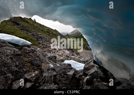 Fantastische blaue wellenförmige Eis Form (Gletscher) gegen ein Tal im Sajan-Gebirge. Wilde Natur in Sibirien. Republik Burjatien. Russland. Stockfoto