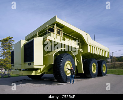 Großer LKW mit einem Mann in Sparwood, BC, Kanada Stockfoto