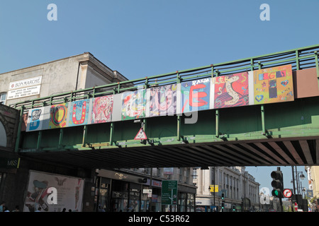 Horten, die sagen: "Unser Gast" auf der Hauptstrecke Eisenbahnbrücke über Brixton Road, Brixton, London, UK. Stockfoto