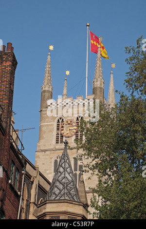 Der Turm der Southwark Cathedral am Südufer der Themse, London, UK. Stockfoto