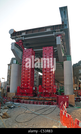 Bau Arbeit statt auf die neue Hochbahn-Viadukt außerhalb London Bridge mainline Station, London, England. Stockfoto