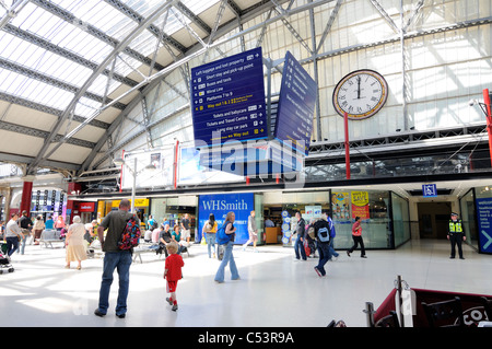 Innere des Bahnhof Liverpool Lime Street Stockfoto