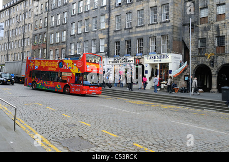 Edinburgh Doppeldecker Sightseeing Tourbus hielt auf der Royal Mile Stockfoto