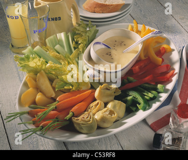 Aioli mit rohem Gemüse Stockfoto