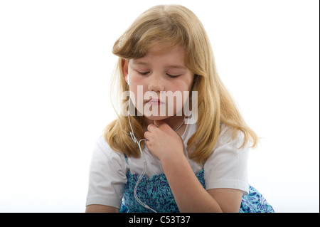 Ein junges Mädchen suchen nachdenklich oder traurig beim Anhören von MP3-Musik-Player-Typ. Gegen eine schlichte weiße Studio-Hintergrund erschossen. Stockfoto