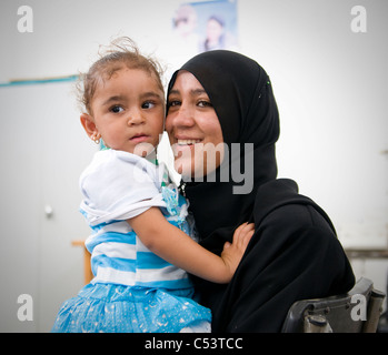 Ägypten, FAYOUM: Arzak Shabaan ist eine vorgeburtliche Klasse mit ihrem Neugeborenen Baby an der PHC-Einheit in Tawfiqiya Dorf besuchen. Stockfoto