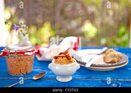 Mediterrane Käse Aufstrich aus Frischkäse, Feta-Käse, Artischocken und getrockneten Tomaten und Kräutern Stockfoto