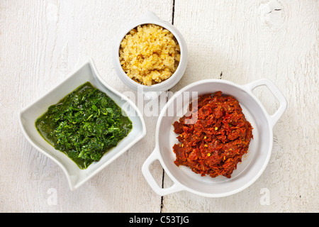 Pesto mit den Nationalfarben von Italien - bestehend aus Rucola und Basilikum Pesto, Käse und Pinienkernen und getrockneten Tomaten Stockfoto