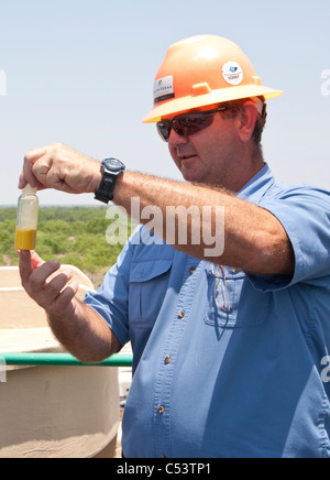 Weißen männlicher Arbeitnehmer hält eine Probe von verarbeiteten Uran in einem Uran-Aufbereitungsanlage in Texas Stockfoto