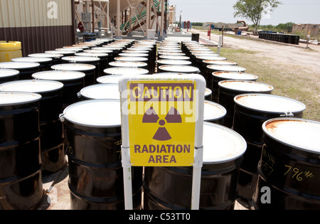 Melden Sie sich, warnt der Strahlung in der Zeilen der Fässer mit radioaktivem Material in Uran-Aufbereitungsanlage in Texas. Stockfoto