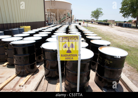 Melden Sie sich, warnt der Strahlung in der Zeilen der Fässer mit radioaktivem Material in Uran-Aufbereitungsanlage in Texas. Stockfoto