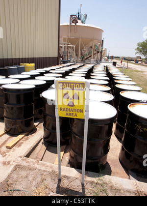 Melden Sie sich, warnt der Strahlung in der Zeilen der Fässer mit radioaktivem Material in Uran-Aufbereitungsanlage in Texas. Stockfoto