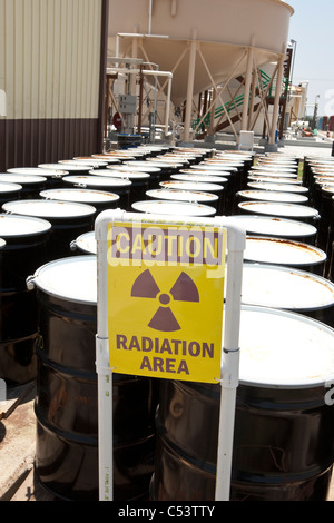 Melden Sie sich, warnt der Strahlung in der Zeilen der Fässer mit radioaktivem Material in Uran-Aufbereitungsanlage in Texas. Stockfoto