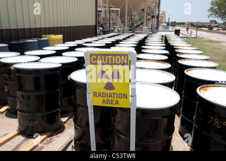 Melden Sie sich, warnt der Strahlung in der Zeilen der Fässer mit radioaktivem Material in Uran-Aufbereitungsanlage in Texas. Stockfoto