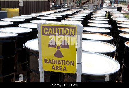 Melden Sie sich, warnt der Strahlung in der Zeilen der Fässer mit radioaktivem Material in Uran-Aufbereitungsanlage in Texas. Stockfoto