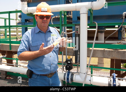 Weißen männlicher Arbeitnehmer hält eine Probe von verarbeiteten Uran in einem Uran-Aufbereitungsanlage in Texas Stockfoto